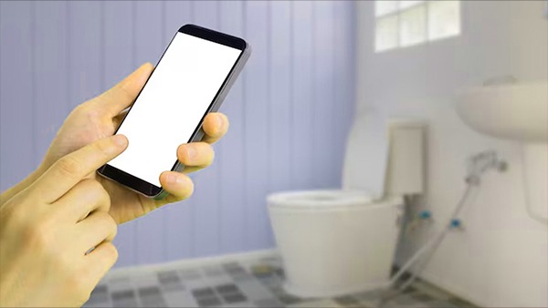 ટોઈલેટમાં ફોન વાપરવો છે ખતરનાક, તમને આ રીતે પડી શકે છે ભારે