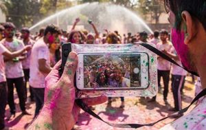 होली पर भीग गया है फोन? रिपेयर कराने से पहले घर पर करें ये जरूरी काम