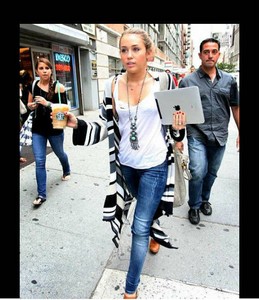 Miley-cyrus-ipad-2