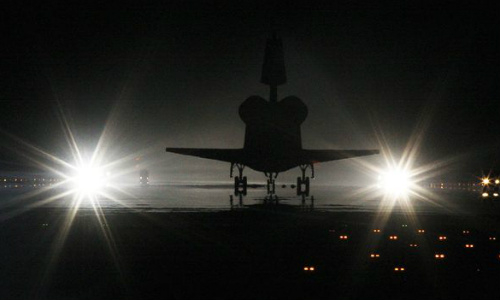 21 जुलाई को 5:57 की सुबह अपनी आखिरी उड़ान समाप्‍त करने बाद भारतीय समय अनुसार तीन बजकर 27 मिनट पर फ़्लोरिडा की धरती पर उतरता अटलांटिस