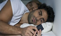 स्मार्टफोन उड़ा लेते हैं रातों की नींद