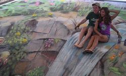 सड़कों पर बनाए पहाड़ और झरने, जिसमें रोज डूब रहे हैं लोग 
