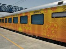तेजस : वाई-फाई, LCD स्‍क्रीन, कॉफी मशीन, ये है भारत की हाइटेक ट्रेन 