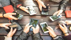 स्मार्टफोन यूजर्स को झटका: भारत में Smartphones जून 2024 तक हो सकते हैं महंगे, ये है बड़ी वजह 