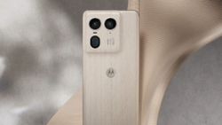 Motorola Edge 50 Ultra को पहली सेल में 10,000 रुपये तक छूट के साथ खरीदने का मौका, जानें ऑफर