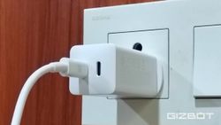 सिर्फ Black और White कलर में ही क्यों आते हैं स्मार्टफोन के चार्जर?, जानें वजह