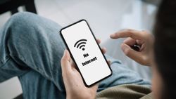 मोबाइल डाटा ऑन होने के बाद भी इंटरनेट नहीं कर रहा काम; ये 5 ट्रिक्स आएंगी काम  