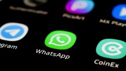 कोई और तो नहीं चला रहा आपका WhatsApp, एक गलती बन सकती है आफत!