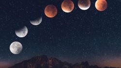 Lunar Eclipse 2025: क्या 'Blood Moon' देखना सच में अशुभ होता है? जानिए पीछे की साइंस