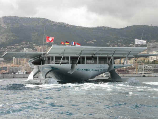 दुनिया की सबसे बड़ी सोलर पैनल नाव 