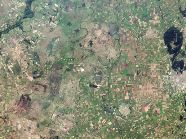 अंतरिक्ष से कुछ ऐसी दिखती है हमारी धरती 