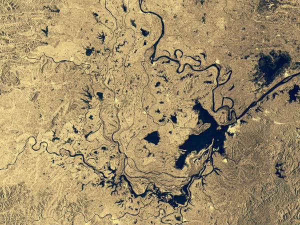 अंतरिक्ष से कुछ ऐसी दिखती है हमारी धरती 