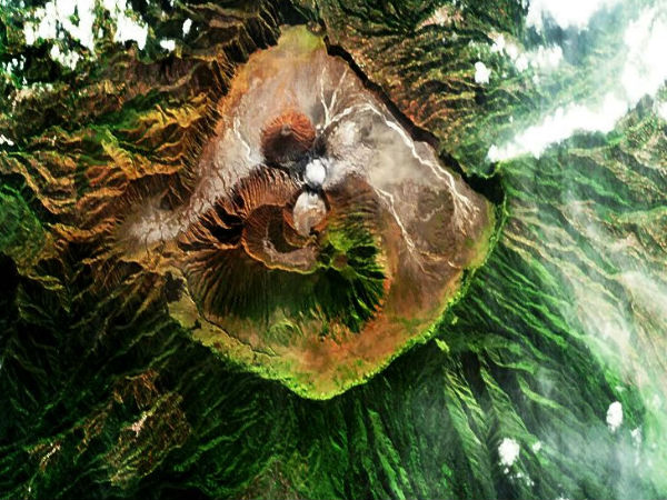 अंतरिक्ष से कुछ ऐसी दिखती है हमारी धरती 