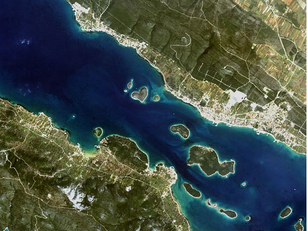 अंतरिक्ष से कुछ ऐसी दिखती है हमारी धरती 