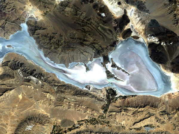 अंतरिक्ष से कुछ ऐसी दिखती है हमारी धरती 