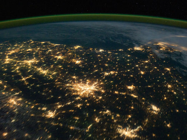 अंतरिक्ष से कुछ ऐसी दिखती है हमारी धरती 