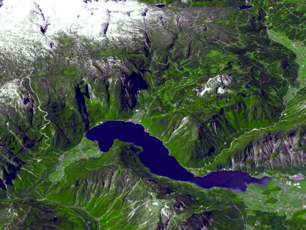 अंतरिक्ष से कुछ ऐसी दिखती है हमारी धरती 