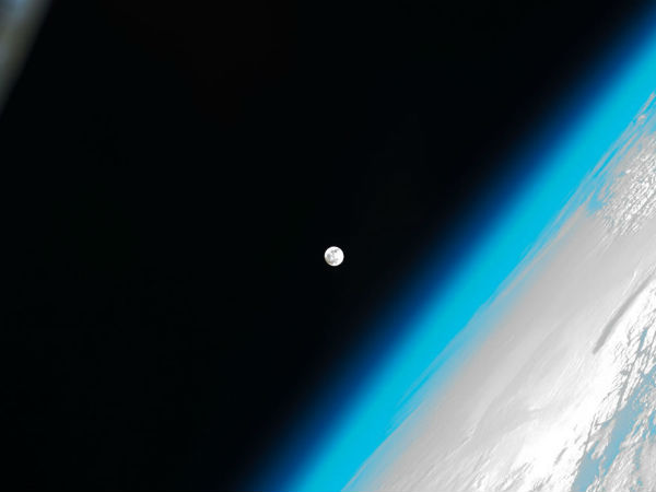 अंतरिक्ष से कुछ ऐसी दिखती है हमारी धरती 