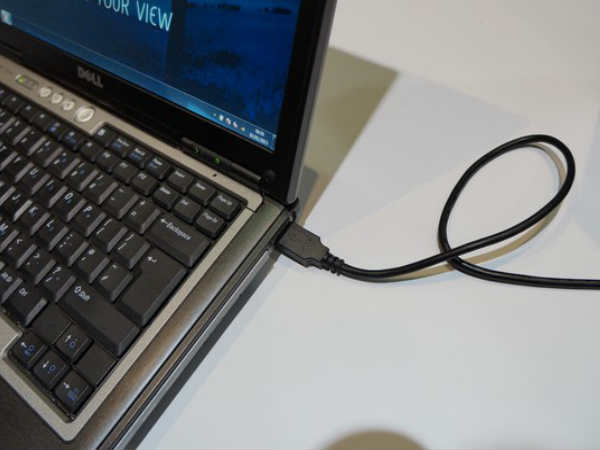 लैपटॉप चार्जिंग केबल को चेक करें