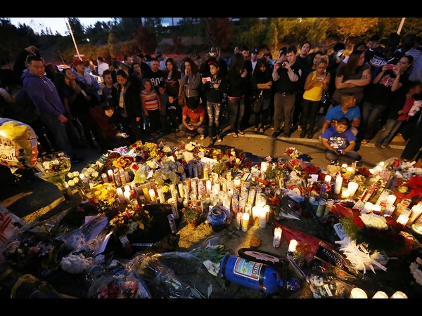 कैलिफोर्निया में पॉल वॉकर को श्रद्धांजली देते लोग 