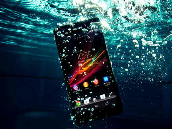  Sony Xperia ZR 