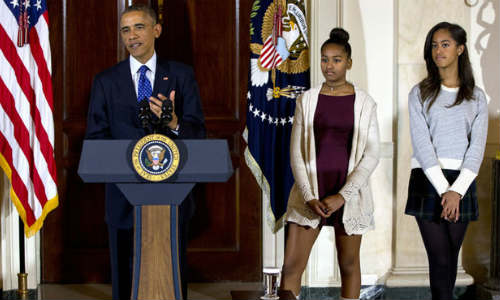 ओबामा की बेटियों की ड्रेस पर कमेंट पड़ा भारी, देना पड़ा इस्‍तीफा 