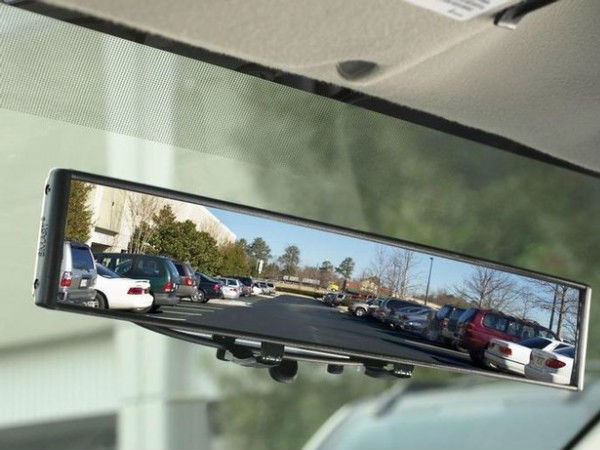A rearview mirror with no blind spots A rearview mirror with no blind spots