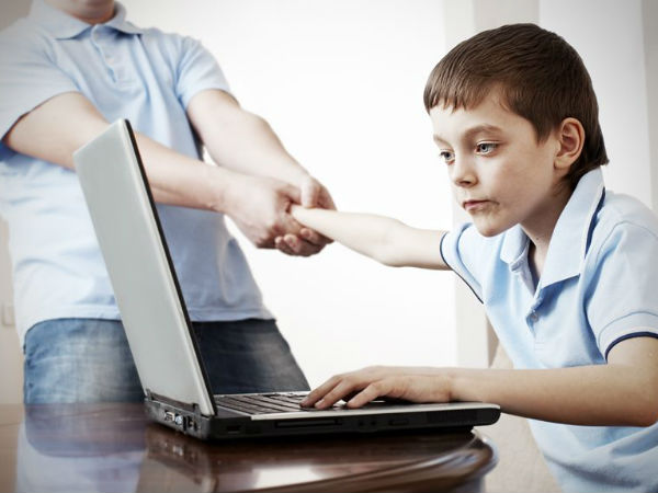 बच्चों को अपंग बना रहा स्क्रीन एडिक्शन