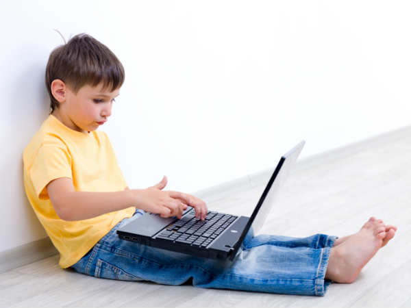 बच्चों को अपंग बना रहा स्क्रीन एडिक्शन