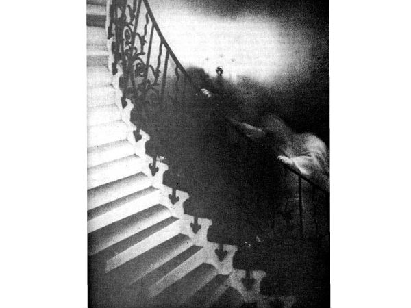 कैसे तस्वीरों में कैद हो गए भूत!