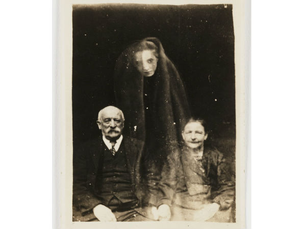 कैसे तस्वीरों में कैद हो गए भूत!