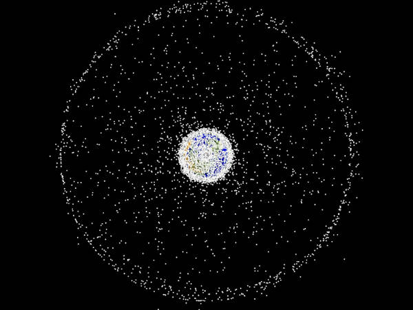 अंतरिक्ष में फैला कचरा पृथ्वी के लिए हो सकता है खतरा..!!