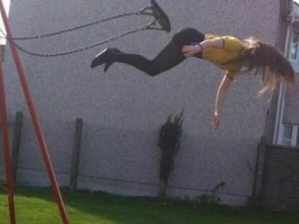 महंगा पड़ा झूलना