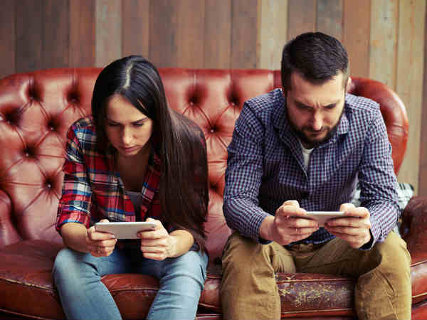 हे भगवान यहां भी चेक करते हैं लोग मोबाइल फोन 