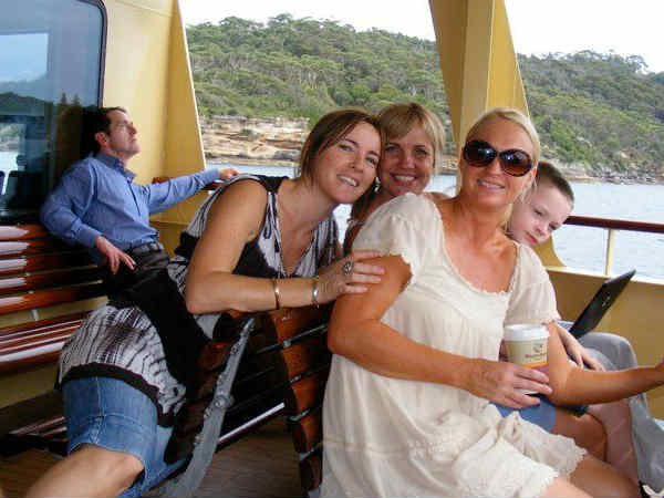 लड़के का पैर नहीं ड्रेस है