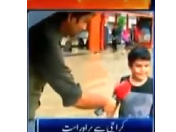 अब बच्चे से पूछता है रिपोर्टर