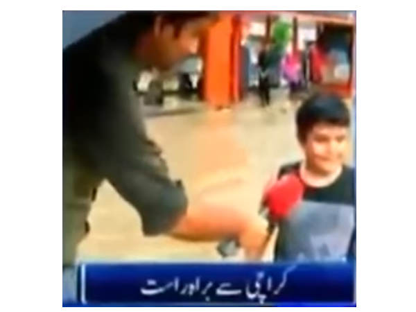 वीडियो में पानी कि समस्या के बारे में बता रहा है रिपोर्टर