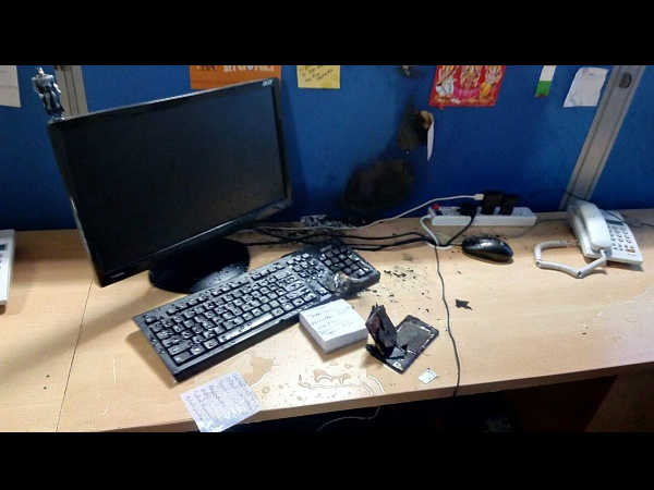 फोन को चार्ज होने दें 