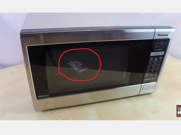 फोन को माइक्रोवेव में रखें 