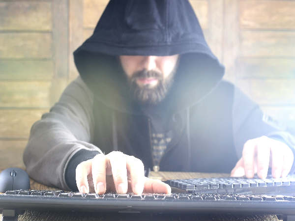 ये कंपनी जानबूझ कर हैक करती है बैंको की साइट