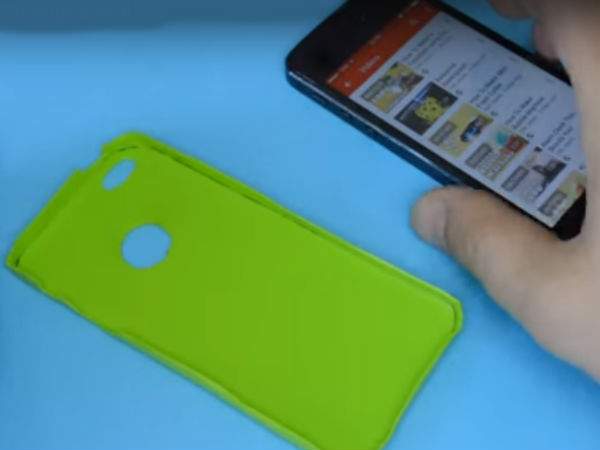 फोन केस को निकाल दें