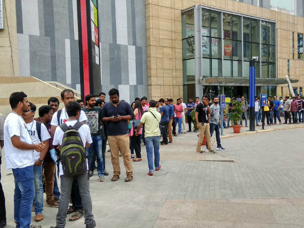 MiHome में लगी लंबी लाइन, स्टॉक हुआ खत्म MiHome में लगी लंबी लाइन, स्टॉक हुआ खत्म