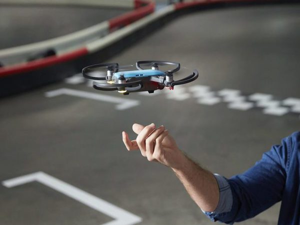 हाथ के इशारे से चलेगा DJI का सेल्फी Spark ड्रोन हाथ के इशारे से चलेगा DJI का सेल्फी Spark ड्रोन