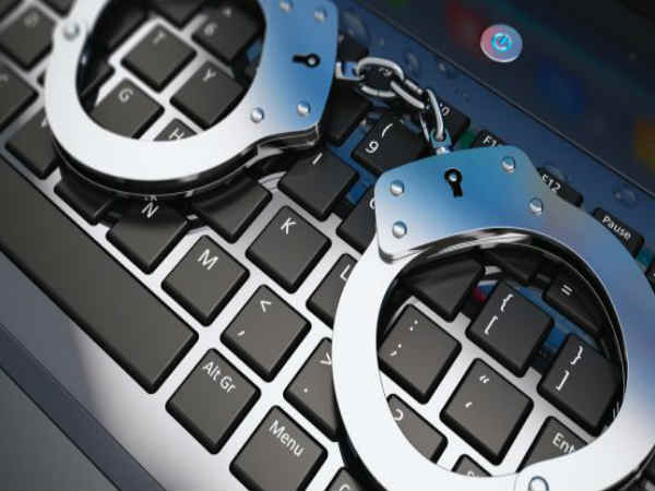 साइबर क्राइम के आरोप में पाकिस्तान में जर्नलिस्ट गिरफ्तार साइबर क्राइम के आरोप में पाकिस्तान में जर्नलिस्ट गिरफ्तार