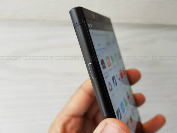ब्लैकबेरी KEYone डिज़ाइन ब्लैकबेरी KEYone डिज़ाइन