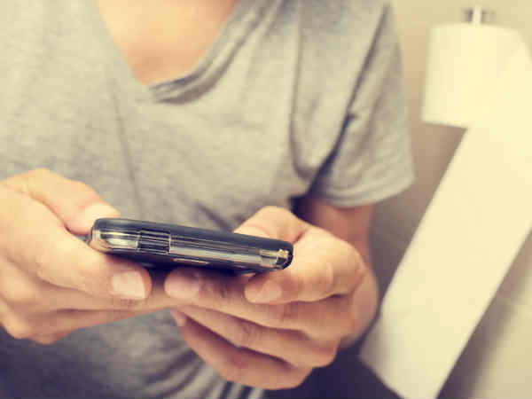 हाथों से मोबाइल तक जाते हैं जर्म्स- 