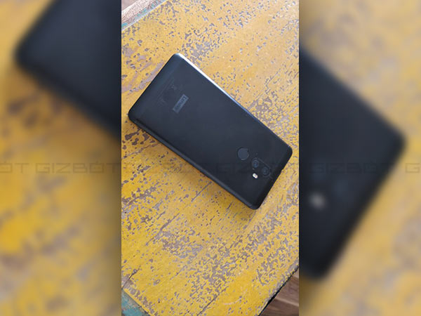 ओएस और फीचर्स