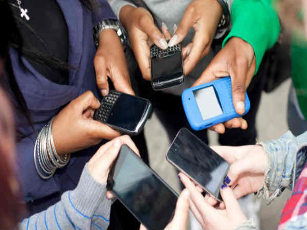 सबसे पहले इस लिस्ट में तीन तरह के प्रीमियम स्मार्टफोन यूजर्स सामने आए। अगर इस कैटेगिरी में स्मार्टफोन यूजर्स को बांटा जाए, तो सबसे ज्यादा यानी 42 परसेंट पैसिव व्यूअर्स हैं। सबसे पहले इस लिस्ट में तीन तरह के प्रीमियम स्मार्टफोन यूजर्स सामने आए। अगर इस कैटेगिरी में स्मार्टफोन यूजर्स को बांटा जाए, तो सबसे ज्यादा यानी 42 परसेंट पैसिव व्यूअर्स हैं।