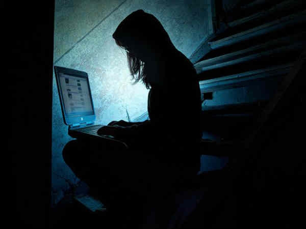 हैकर्स से सावधान, फिरौती में पैसों की जगह मांग रहे हैं न्यूड तस्वीरें पिछले सालों की तुलना में इस साल हैकिंग के मामलों में तेजी से इजाफा हुआ। साल की शुरुआत में ही वानाक्राई रैनसमवेयर ने पूरी दुनिया को प्रभावित किया। इसके बाद सामने आया फायरबॉल रैनसमवेयर जिसने करीब 25 करोड़ कम्यूटरों को हैक कर किया। इसके बाद सायबर अटैक के कई छोटे-बड़े मामले सामने आए, जिसमें से पूरी दुनिया समेत भारत भी इन हमलों का शिकार बना। अब इन हैकर्स से जुड़ा नया मामला सामने आया है, जिसमें ये हैकर्स फिरौती में पैसों की जगह शिकार लोगों की न्यूड तस्वीरें मांग रहे हैं। आगे पढ़ें... हैकर्स से सावधान, फिरौती में पैसों की जगह मांग रहे हैं न्यूड तस्वीरें पिछले सालों की तुलना में इस साल हैकिंग के मामलों में तेजी से इजाफा हुआ। साल की शुरुआत में ही वानाक्राई रैनसमवेयर ने पूरी दुनिया को प्रभावित किया। इसके बाद सामने आया फायरबॉल रैनसमवेयर जिसने करीब 25 करोड़ कम्यूटरों को हैक कर किया। इसके बाद सायबर अटैक के कई छोटे-बड़े मामले सामने आए, जिसमें से पूरी दुनिया समेत भारत भी इन हमलों का शिकार बना। अब इन हैकर्स से जुड़ा नया मामला सामने आया है, जिसमें ये हैकर्स फिरौती में पैसों की जगह शिकार लोगों की न्यूड तस्वीरें मांग रहे हैं। आगे पढ़ें...