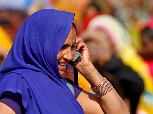 मोबाइल यूजर्स के लिए खुशखबरी, कॉल दरें जल्द हो सकती हैं कम मोबाइल यूजर्स के लिए खुशखबरी, कॉल दरें जल्द हो सकती हैं कम